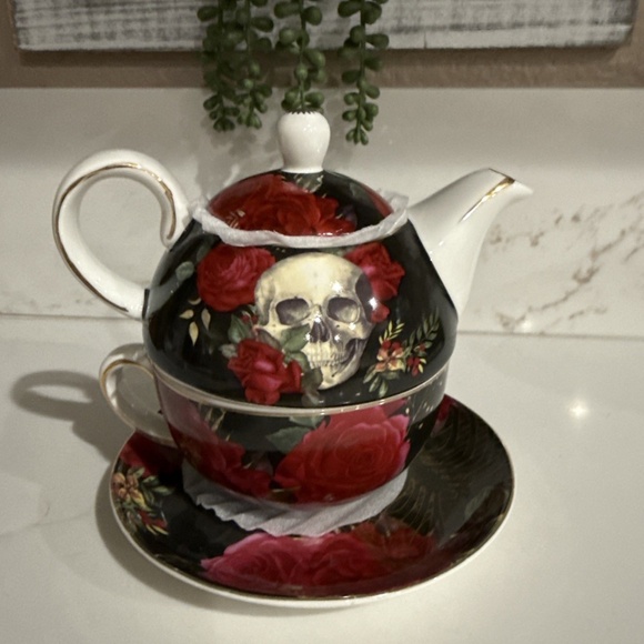 Rose & Skull Tea For One Teapot, Tea Cup & Saucer - Picture 1 of 5